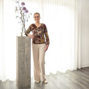 Energieke 40+ vrouw in de overgang die in balans is