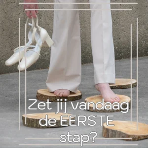 Blote voeten op 5 houten stap tegels. Eerste stap zetten