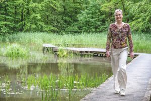 Vitale 40+ vrouw die beweegt in de natuur