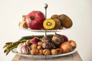 Schaal met gezonde, natuurlijke groente en fruit