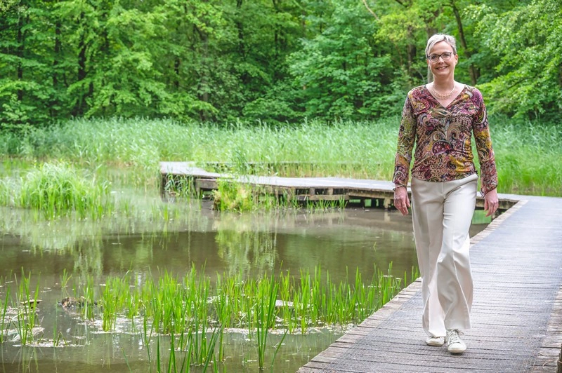 Vrouw in de overgang die energiek loopt door de natuur
Overgangscoach Emmen